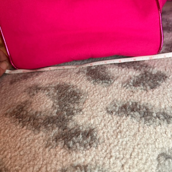 Victoria’s Secret extra large pink duffel bag NWOT - like new, never used! - Picture 6 of 9